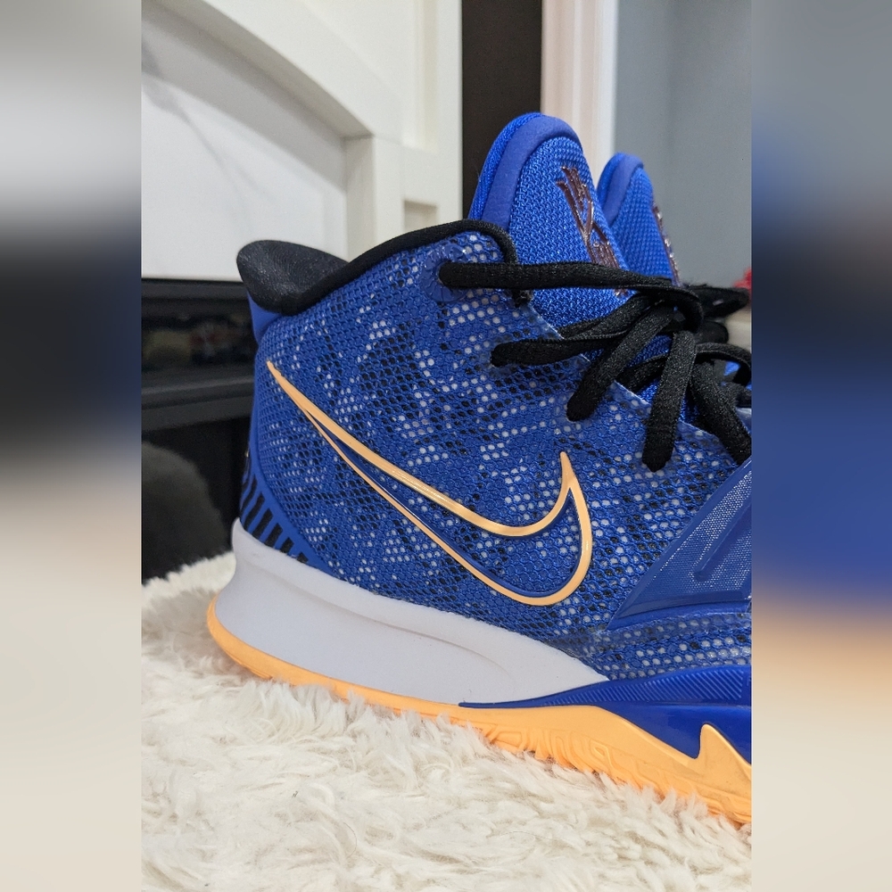 Nike Kyrie Irving 7 Sisterhood Sneakers - Picture 4 of 9